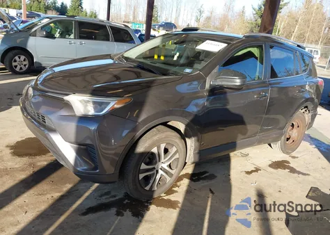 2017 Toyota Rav4 Le z USA, uszkodzony, nr VIN JTMZFREV0HJ102483